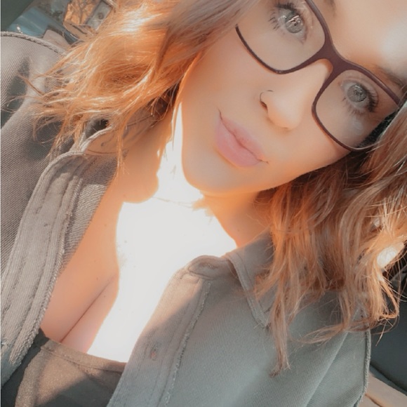 Meet your Posher, Kelcy! 💕 - Picture 6 of 8